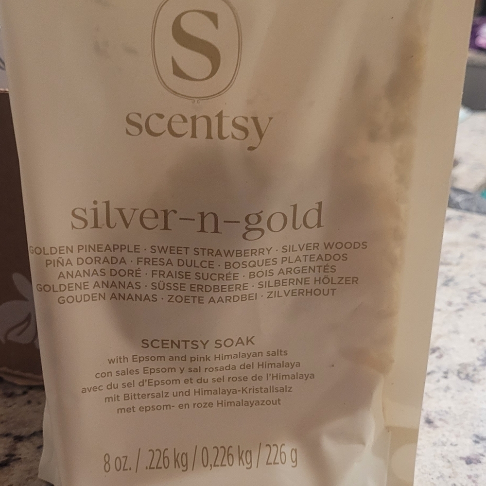 Scentsy Silver-n-Gold Bath Soak with Golden and Silver Hues